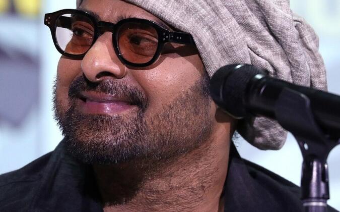 শাহরুখকে পিছনে ফেলে শীর্ষে প্রভাস