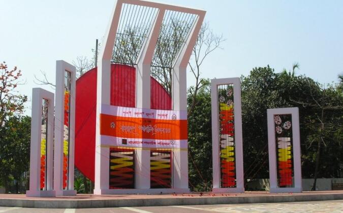 দুই উপদেষ্টার পদত্যাগ দাবিতে শহীদ মিনারে প্রাথমিকের শিক্ষকরা